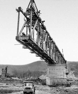 Строительство железнодорожного моста через р. Лену на западном участке БАМа. Иркутская область.