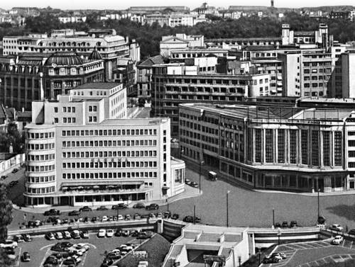 Брюссель. Здание аэровокзала «Сабена» (1954, арх. М. Бренфо); справа — Центральный вокзал (1953, арх. В. Орта).