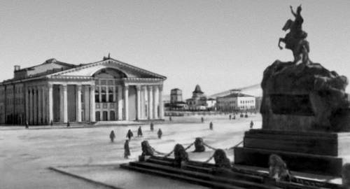 Площадь Сухэ-Батора в Улан-Баторе. Справа — памятник Сухэ-Батору (искусственный гранит, 1946, скульптор Чоймбол).