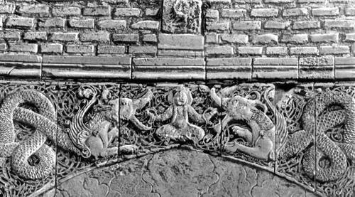 Рельеф с изображением драконов на воротах Талисмана в Багдаде. Терракота. 12 — нач. 13 вв.