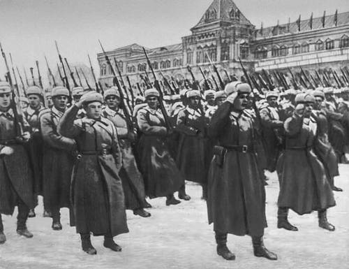 Парад 7 ноября 1941 на Красной площади в Москве.