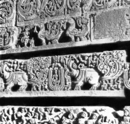 Рельеф цоколя храма Хойсалешвара в Халебиде. Амфиболит(?). 12 в.