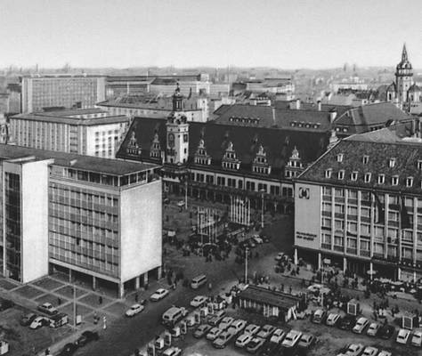 Лейпциг Площадь Альтер Маркт. В глубине — старая ратуша (начата в 1556, арх. И. Лоттер); справа — Дом ярмарок (1961—63, арх Ф. Гебхардт, В. Шайбе, Р. Фольшвиц).