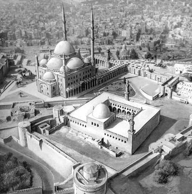 Цитадель Салах-ад-дина в Каире (12 в.), с мечетями Насир Мухаммеда (мамлюкский период; на переднем плане) и Мухаммеда Али (1830—48, архитектор Юсуф Бохна).
