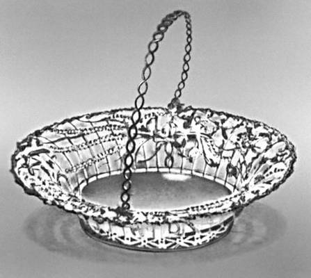 Ювелирное искусство. Серебряная корзиночка для пирожных. Англия. 1771—72. Музей Виктории и Альберта, Лондон.