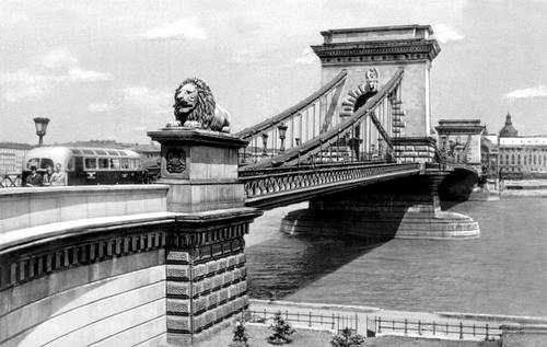 Будапешт. «Цепной мост». 1839—49. Инженеры У. Т. и А. Кларк.
