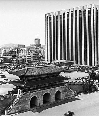 Сеул. Кванхвамун, главные ворота дворца Кёнбоккун. 1394. На заднем плане — правительственное здание (1960-е гг.).