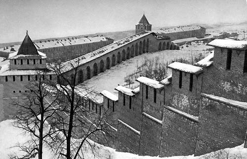 Кремлёвские стены. 1500. Достраивались в 1508—11 архитектором Петром Фрязиным и др.