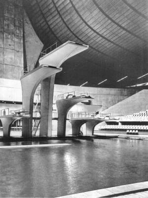 Национальный спортивный центр «Иогги» в Токио. 1964. Архитектор К. Тангэ. Вышки для прыжков в воду.
