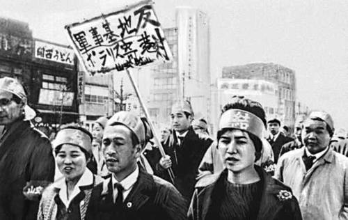 Демонстрация бастующих кондукторов и водителей автобусов в Токио. Япония. 1963.