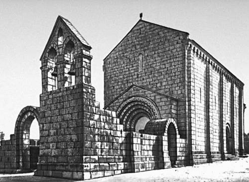 Церковь Сан-Педру в Ферейре, близ Алижо. Конец 12 в.