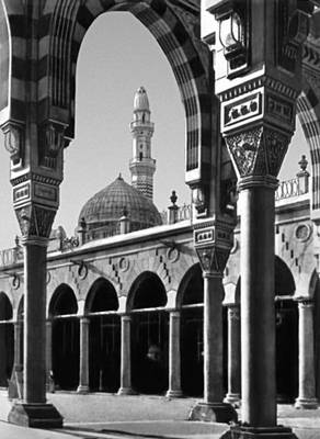 Большая мечеть в Медине. 1853—54. Двор. На заднем плане — «Зелёный купол» (1860) мавзолея Мухаммеда и юго-западный минарет.
