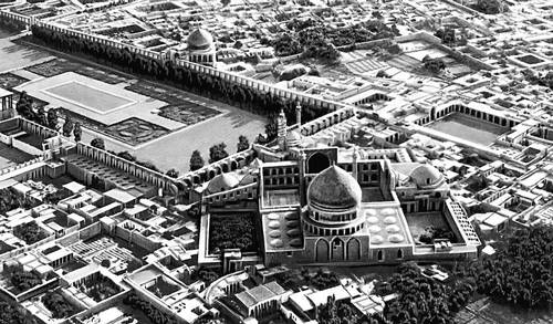Исфахан. Вид на площадь Мейдане-Шах и прилегающие к ней районы. На переднем плане — Шахская мечеть (1612—30, арх. Абуль Казем; перестройка — 18—20 вв.).