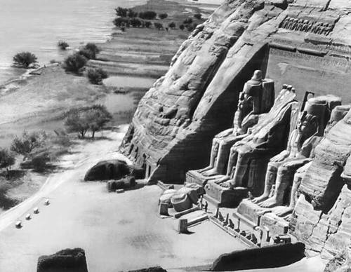 Скальный храм фараона Рамсеса II в Абу-Симбеле. 1-я половина 13 в. до н. э. Фасад.