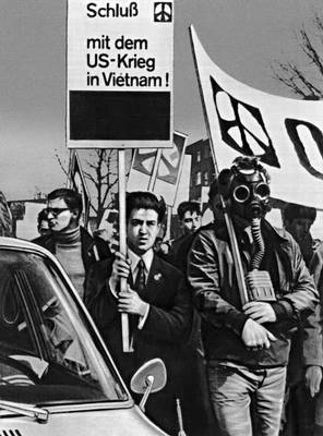 Западный Берлин. Весенний поход сторонников мира под лозунгом «Мир Вьетнаму!». Март 1967.