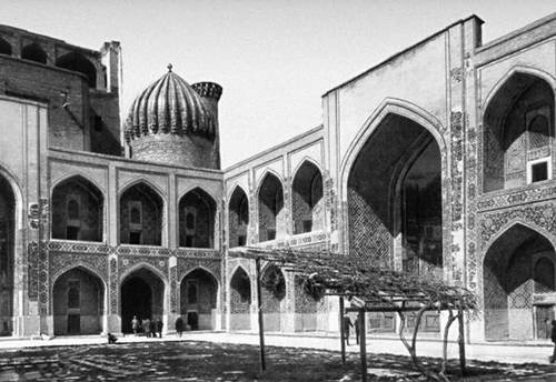 Самарканд. Медресе Шир-Дор. 1619—1635/36. Двор.