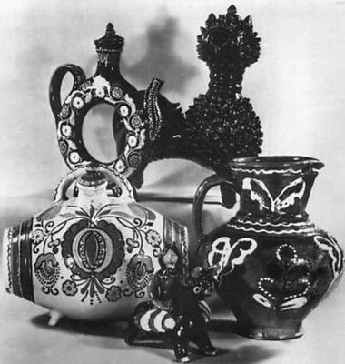 Керамика села Опошня: вверху — куманец (1947—49, худ. М. С. Каша, З. И. Коломиец), статуэтка «Лев» (1970, худ. И. А. Билык); внизу — бочоночек (1948, худ. З. П. Линник), статуэтка «Женщина на фантастическом звере» (1967, худ. А. Ф. Селюченко), кувшин (нач. 20 в.). Музей украинского народного декоративного искусства УССР. Киев.