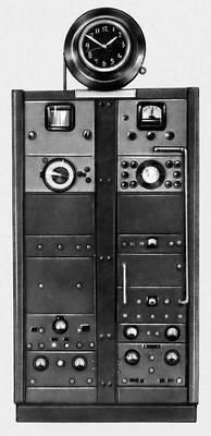 Рис. 2. Первые квантовые часы, построенные в Национальном бюро стандартов США, с молекулярным аммиачным генератором в качестве квантового стандарта частоты.
