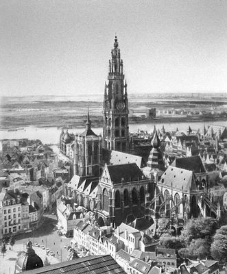Собор Онзе-ливе-Врауэкерк в Антверпене. 1352— 1616. Арх. Я. и П. Аппелманс, А. и Р. Келдерманс, Х. и Д. де Вагемакере и др.