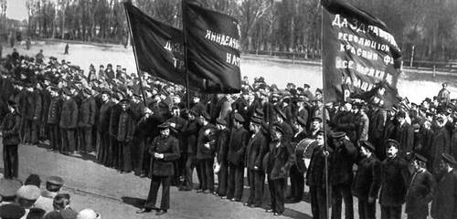 Матросы Балтийского флота на Марсовом поле. Петроград. 1 мая 1918.