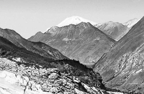 Ущелье на северном склоне Большого Кавказа и гора Эльбрус.