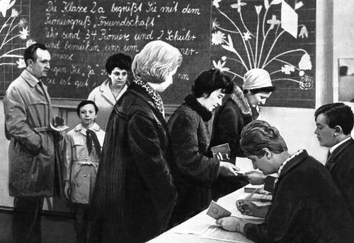 На одном из участков для голосования в Берлине во время всенародного референдума 6 апреля 1968.