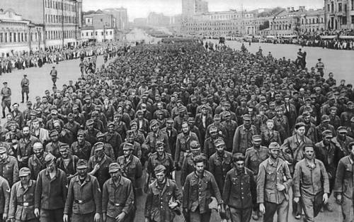 Немецкие военнопленные на улицах Москвы. 1944.