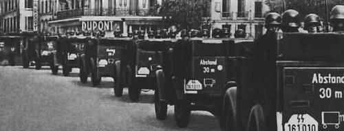 Немецко-фашистские войска вступают в Париж. Июнь 1940.