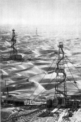 Добыча нефти в песчаной пустыне на западе Туркменской ССР (район Барса-Кельмес близ Небит-Дага).