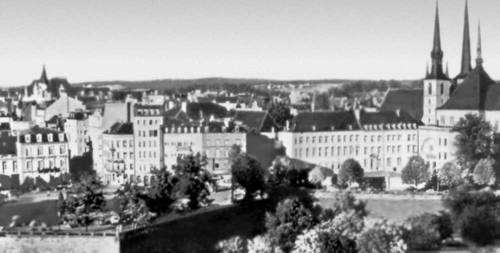 Люксембург. Общий вид города. Справа — собор Нотр-Дам (1613—21, архитектор Ж. дю Блок).