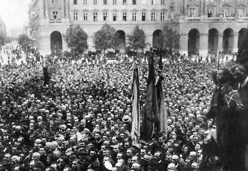 Жители Будапешта приветствуют провозглашение Венгерской советской республики 21 марта 1919.
