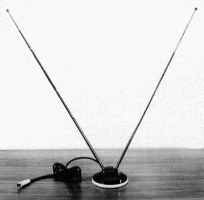 Приёмные телевизионные антенны. Комнатная антенна метрового диапазона телескопического типа; при её настройке длину плеч линейного вибратора и их направления можно плавно изменять.