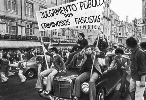 Демонстрация молодых жителей Лисабона, требующих суда над фашистскими преступниками. 1974.