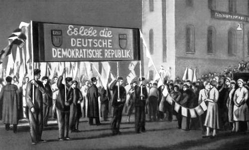 Трудящиеся Берлина приветствуют провозглашение ГДР. Октябрь 1946.