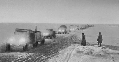 «Дорога жизни» через Ладожское озеро. 1942.
