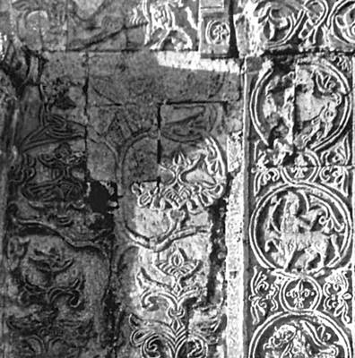 Рельефы стен Георгиевского собора в Юрьеве-Польском. Белый камень, плоско-рельефная резьба. 1230—43.