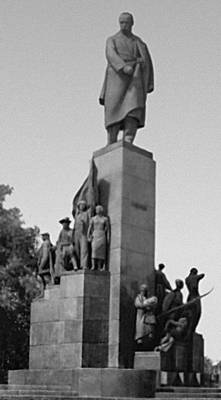 Памятник Т. Г. Шевченко в Харькове (арх. И. Г. Лангбард). Бронза, гранит. Открыт в 1935.