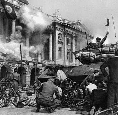 Бои на одной из улиц Парижа в дни восстания. 1944.