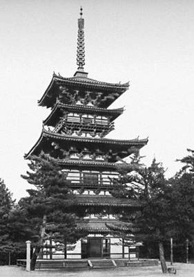Япония. Архитектура 7—17 вв. Восточная пагода монастыря Якусидзи в Наре. 7—8 вв.