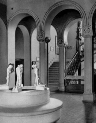 Х. ван де Вельде. Фолькванг-музей в Хагене (Германия). 1901—02. («Фонтан коленопреклонённых» — мрамор, 1898, скульптор Ж. Минне).