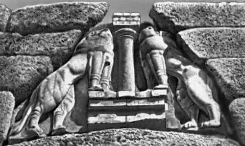 Эгейское искусство. Львиные ворота в Микенах. Рельеф. Известняк. 13 в. до н. э.