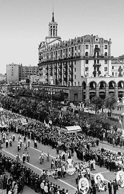 Демонстрация на Крещатике в честь 300-летия воссоединения Украины с Россией. Киев. 24 мая 1954.