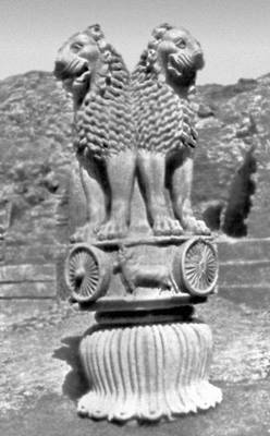 Капитель стамбхи Ашоки из Сарнатха («Львиная капитель»). Ок. 243 до н. э. Музей в Сарнатхе.