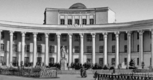 Здание университета в Улан-Баторе. 1943—46. Архитектор Н. М. Щепетильников.