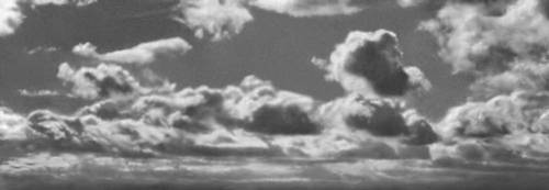 Фотографический снимок с негатива, содержащего облака.
