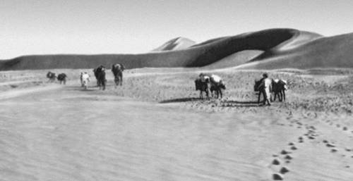 Пустыня Такла-Макан на западе страны.