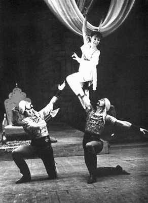 Сцена из балета «Любовь и меч» М. А. Ашрафи. Узбекский театр оперы и балета им. А. Навои. 1974.