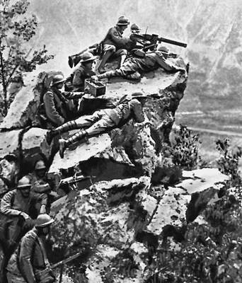 Итальянская пехота на позициях в районе Трентино. 1916.