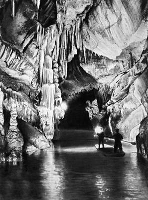 Ливан. Карстовая пещера Джейта — популярный объект туризма.