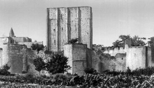 Замок в Лоше (Франция). Основное строительство — 11—12 вв.